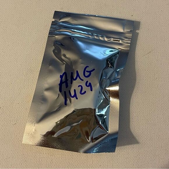 AMG Mercedes Benz Logo valve Stem caps in Silver set of 4 NWT - Picture 5 of 5